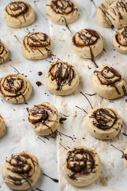 Vegan cinnamon buns with chocolate glaze — Stock Photo
