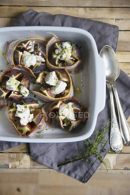 Stuffed figs with cream cheese and bacon — Stock Photo