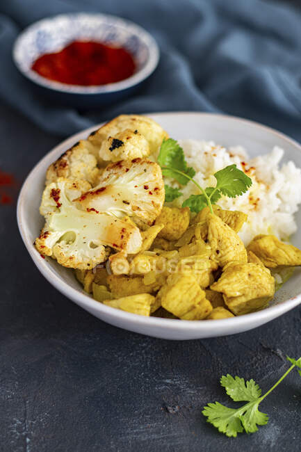 Kokos-Curry-Huhn mit gebratenem Blumenkohl und Reis — Stockfoto