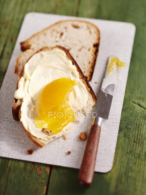 Mango jam on buttered bread slices — Stock Photo
