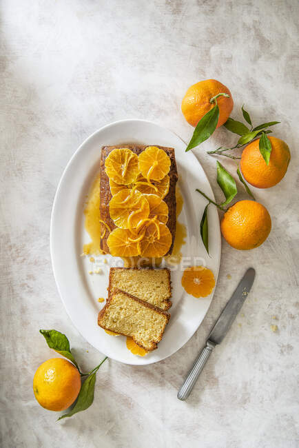 Mandarine loaf cake with mandarine caramel sauce — Stock Photo