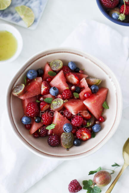 Ensalada de frutas de verano con bayas y sandía - foto de stock