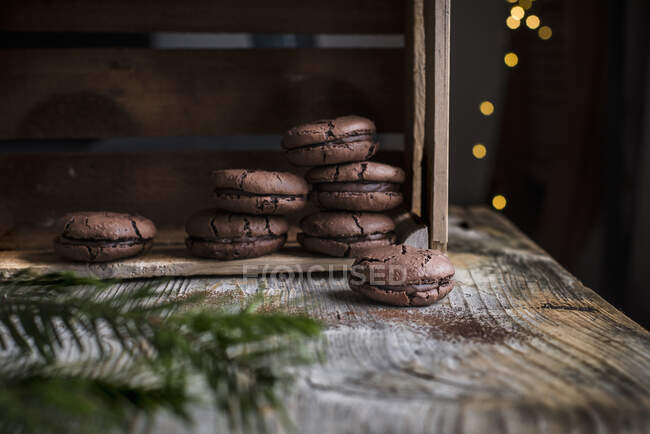 Rissige Schokoladenmakronen in Holzkiste — Stockfoto