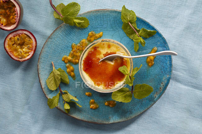 Brulee alla crema con salsa al frutto della passione e menta — Foto stock
