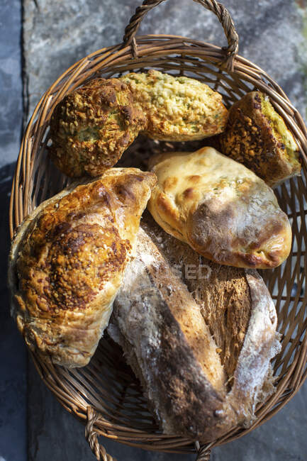 Primo piano di deliziosi pane artigianale, pasticcini e focaccine — Foto stock