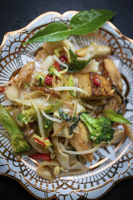 Tagliatelle tailandesi con pollo e broccoli — Foto stock