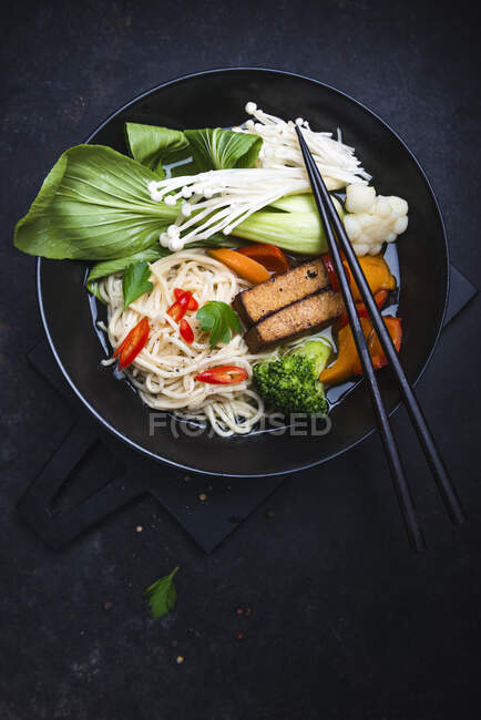 Ramen with tofu, mushrooms and vegetables — Stock Photo