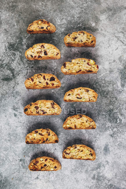 Cranberry, pistachio and chocolate chip biscotti in rows — Stock Photo