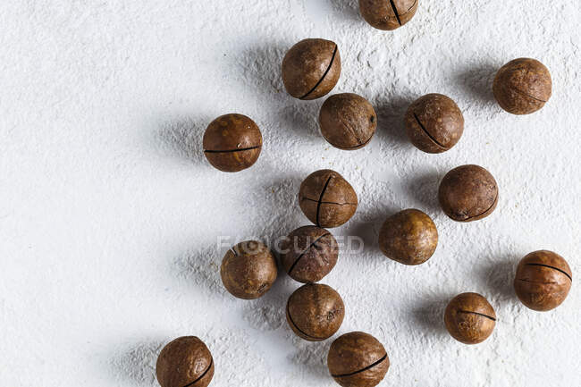 Primer plano de deliciosas nueces de Macadamia dispersas - foto de stock