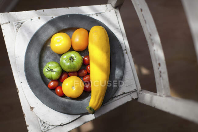 Zucchini und Tomaten auf Teller — Stockfoto