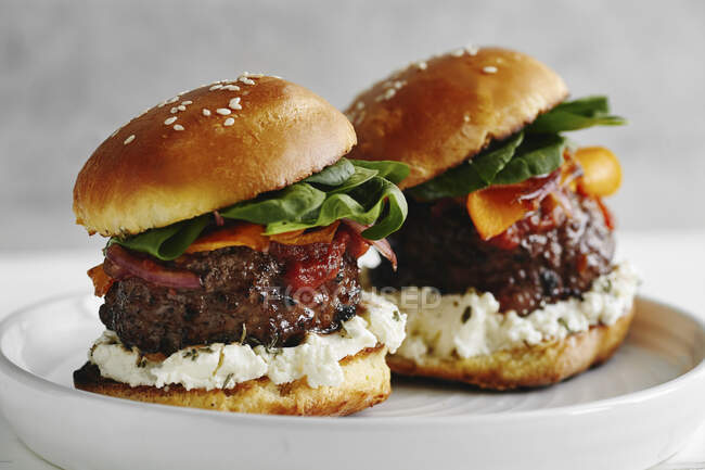 Hamburger con polpette di manzo alla griglia, crema di formaggio e spinaci su panino classico — Foto stock