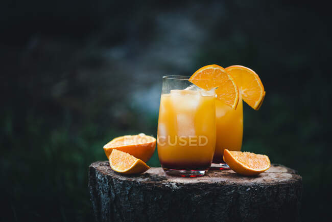Dos vasos de Vodka Sunrise hechos con jugo de naranja y granadina - foto de stock