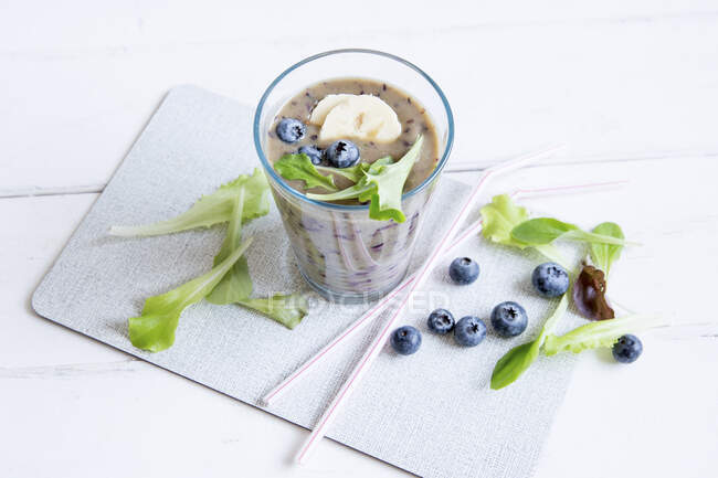 Ein Blueberry-Smoothie mit gemischten Blättern — Stockfoto