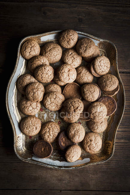 Amaretti печенье на винтажном металлическом подносе — стоковое фото