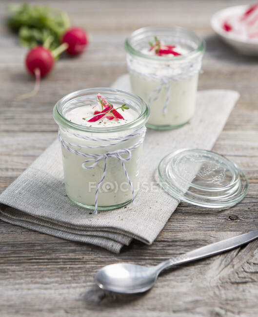 Herb quark with radishes in jars — Stock Photo