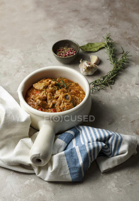 Sopa de pollo casera con verduras y hierbas - foto de stock