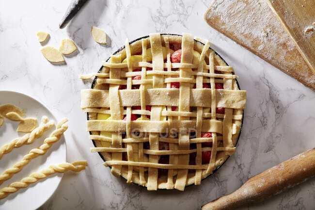 Неприготовленный пирог с ягодами и яблоками — стоковое фото