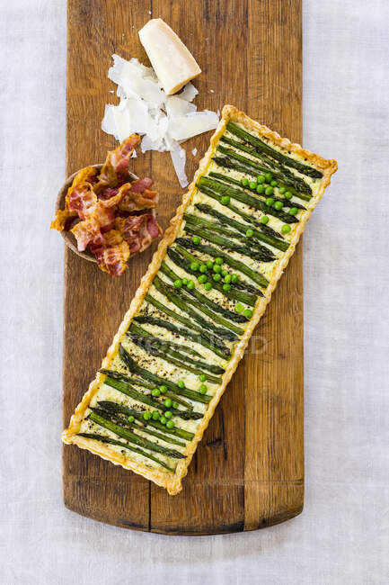 Sandwich mit Lachs und Käse auf Holzbrett — Stockfoto