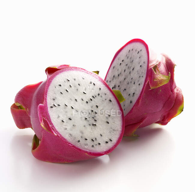 Un frutto drago dimezzato su uno sfondo bianco — Foto stock