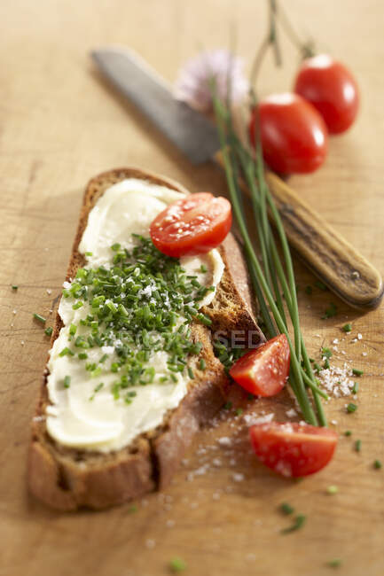 Хлеб с маслом и свежий лук — стоковое фото