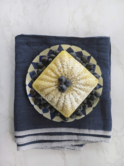 Gâteau à la farine de maïs aux bleuets — Photo de stock