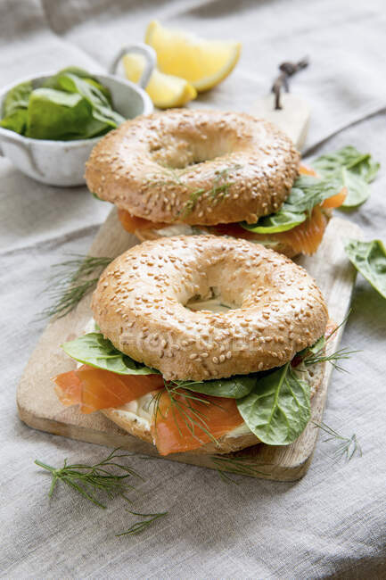 Sesame bagel with salmon and spinach — Foto stock