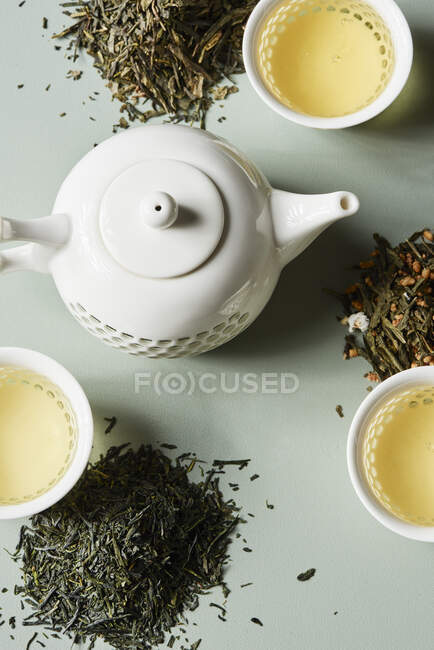 Varios tipos de té verde japonés como hojas de té y elaborado - foto de stock