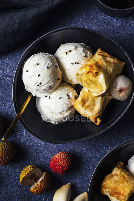 Lychee ice cream with baked banana — Stock Photo