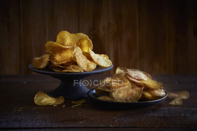 Crisps na vista de close-up da mesa — Fotografia de Stock