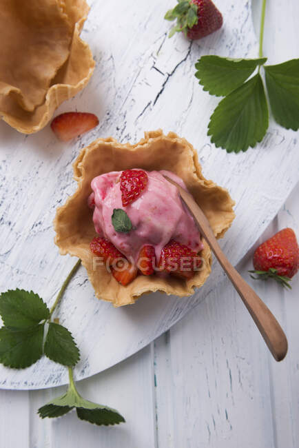 Strawberry nice cream in a wafer bowl — Stock Photo