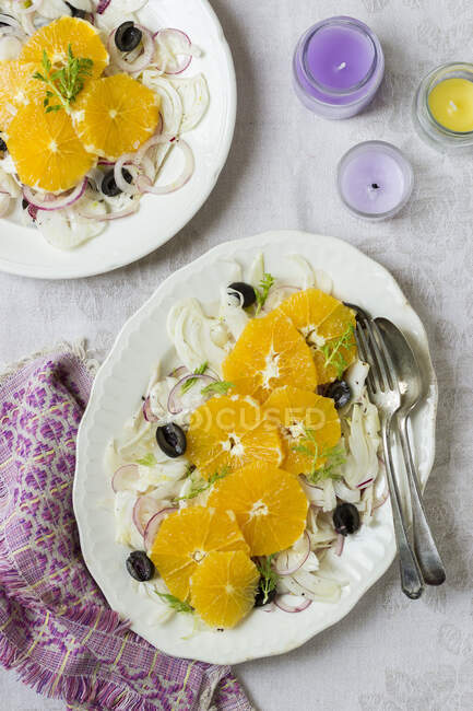 Фенхель, апельсиновий салат з чорними оливками та червоною цибулею — стокове фото
