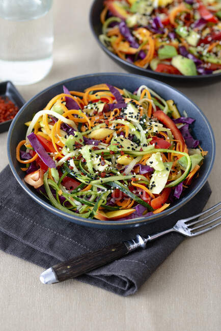 Salada fresca com legumes e queijo. alimentos saudáveis. — Fotografia de Stock