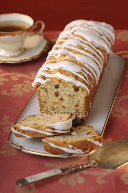 Tea cake with candied fruit and icing — Foto stock