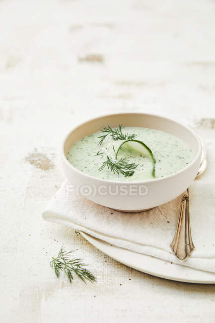 Zuppa fredda di cetrioli con aneto — Foto stock