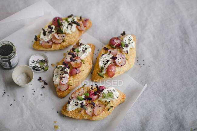 Sandwiches with cream cheese and roasted radish — Stock Photo