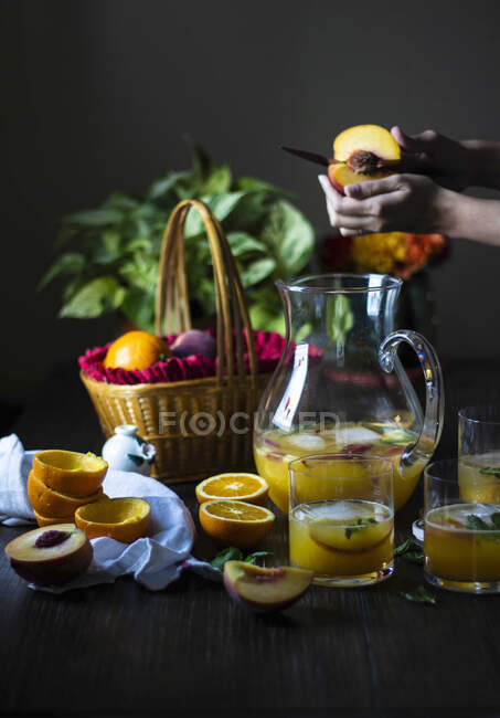 Sumo de pêssego de laranja no fundo escuro — Fotografia de Stock