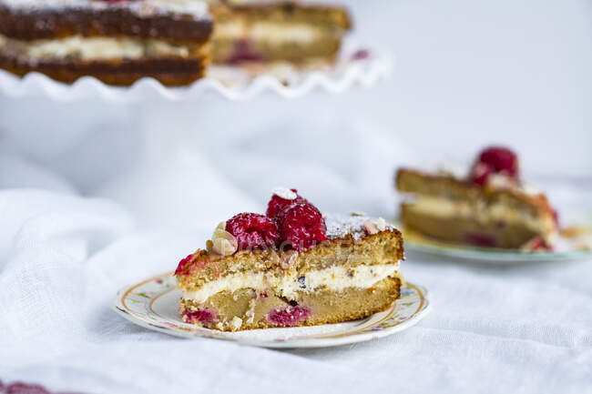 Gâteau au yaourt aux framboises et flocons d'amandes — Photo de stock