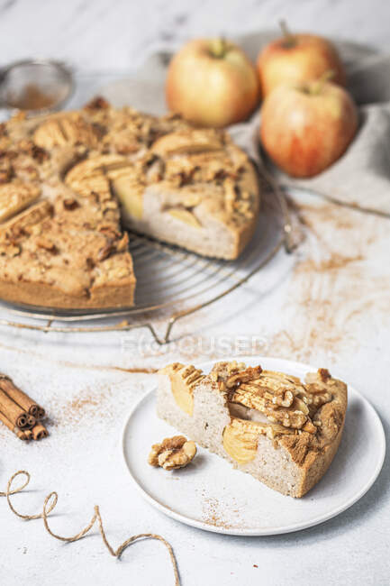 Веганский и безглютеновый торт с яблоками и корицей — стоковое фото