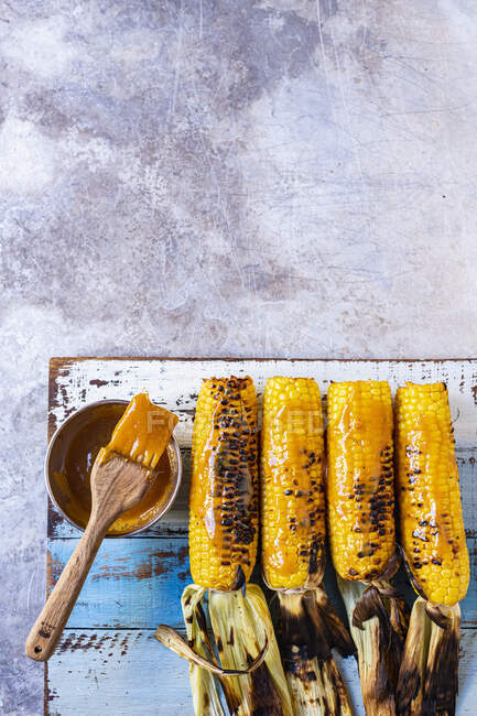Mazorcas de maíz barbacoa vista de cerca - foto de stock