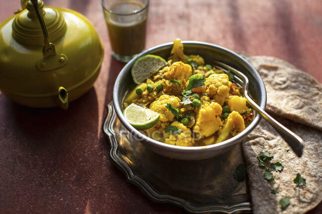 Curry tumerico al cavolfiore indiano con chapati — Foto stock