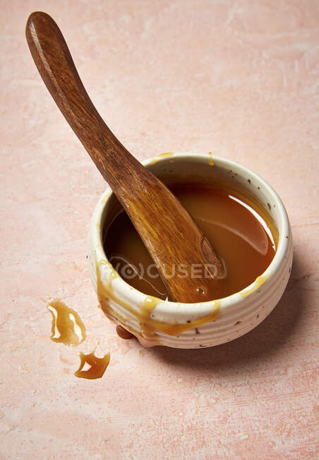 Карамельний соус крупним планом — стокове фото