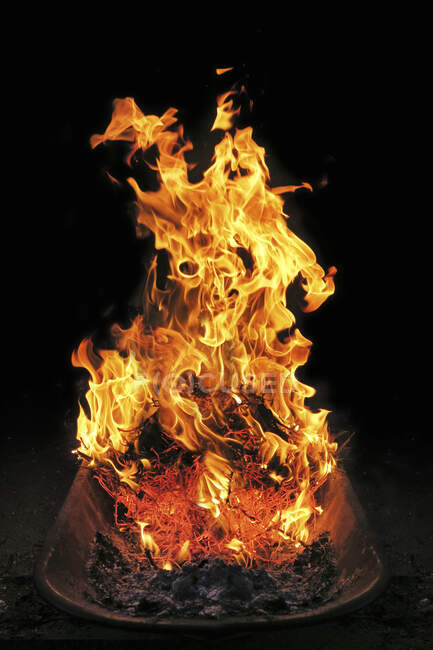 Close-up tiro de queima de fogo no fundo preto — Fotografia de Stock