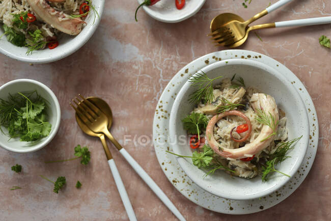 Risotto com polvo em uma tigela Tentáculo de arroz de cogumelos de polvo — Fotografia de Stock