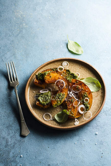Roasted pumpkin with basil pesto and red onion — Foto stock
