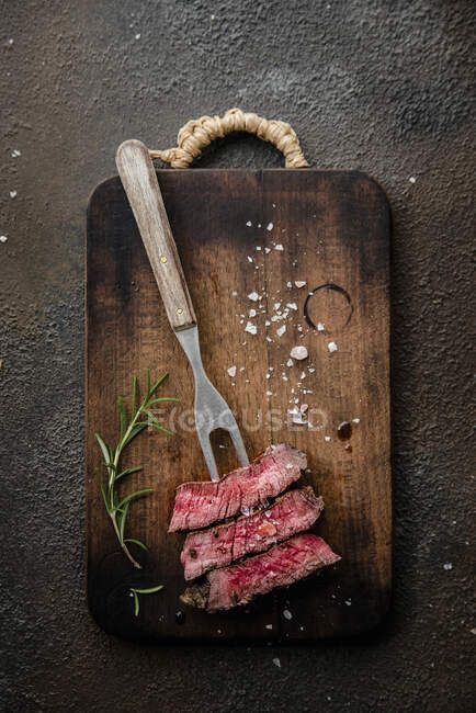 Стейк з яловичини на грилі — стокове фото