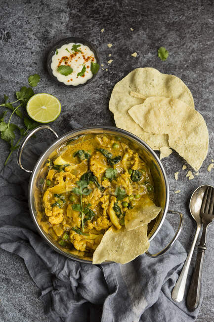 Vegan Cauliflower Korma curry in  Balti dish served with poppadums — Fotografia de Stock
