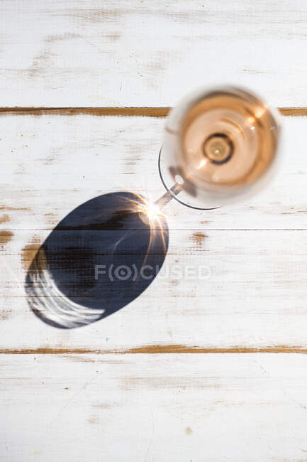 Close-up shot of glass of ros wine with a shadow - foto de stock