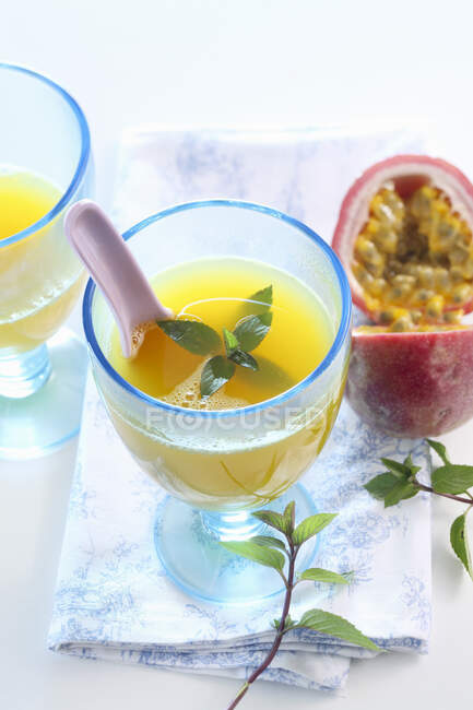 Ponche de maracuyá caliente con vino blanco, miel, mandarinas y menta - foto de stock