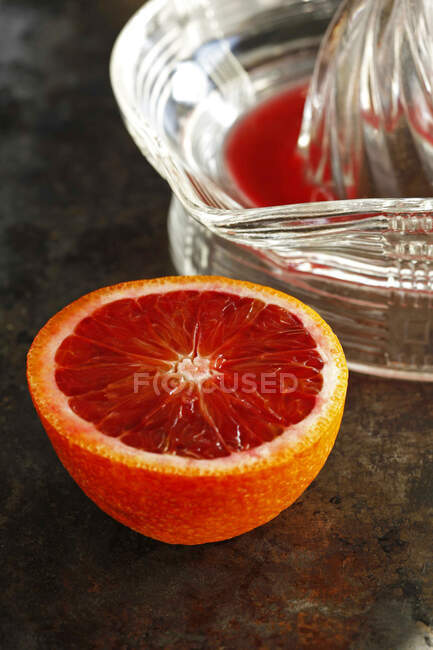 Кров апельсин і сік на темному фоні — стокове фото
