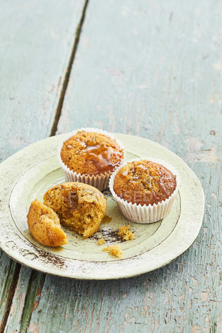 Coffee and date muffins with salted caramel topping — Stock Photo